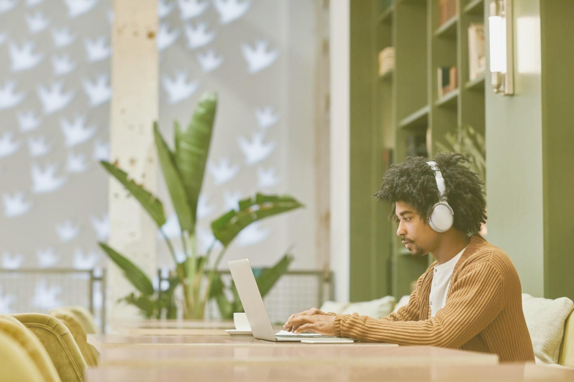 Dashboard cu metrici de trafic organic și conversii